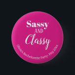 サッシピンクバチェロレッテ 缶バッジ<br><div class="desc">SassyとClassy Pinkのパーティーおもしろいボタンでバチェロレッテを開始!このアクセサリーは、ユーモアとおもしろいのtouchをバチェロレッテに追加するのに最適である。ピンクと白の色ではカスタマイズ、花嫁の名前、イベント名、イベントの日付など、自分の文字メッセージで表示できる。SassyとClassyは、誰もがあなたは準備ができたことを確実に知るために祝ここにいる!このボタンは素晴らし、あなたはかかとを蹴り上げ、爆発する準備ができているあなたの花嫁とゲストを表示する方法である。このボタンよくはしゃぐとパーティーボタンで祭りに思い出におもしろい思い出に要素を追加すスタイリッシュる。</div>