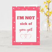 サッシーおもしろいアンチ – バレンタインデーテーマピンクハート カード (黄色い花)