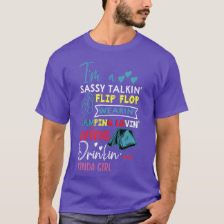 サッシーな口調でビーチサンダルを履いてキャンプを愛する Tシャツ