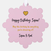 サッシー誕生ユーモアのある姿勢おもしろい誕生日 オーナメントカード (裏面)