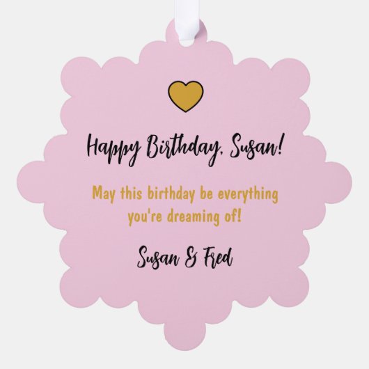 サッシー誕生ユーモアのある姿勢おもしろい誕生日 オーナメントカード (裏面)