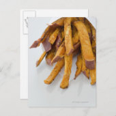 サツマイモのフライドポテトを紙バッグでクローズアップ、 ポストカード (正面/裏面)