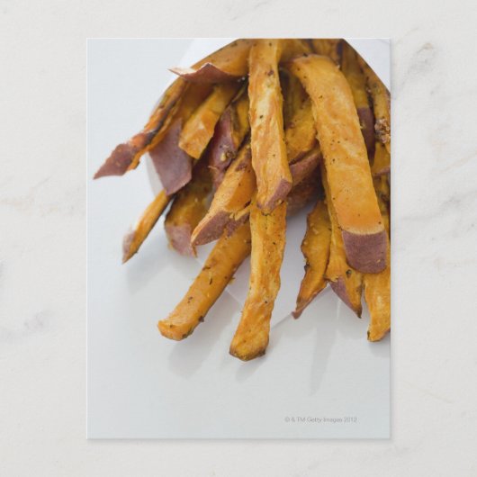 サツマイモのフライドポテトを紙バッグでクローズアップ、 ポストカード (正面)