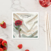 サテンに赤いバラと真珠の記念日 スタンダードカクテルナプキン (インサイチュ)