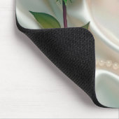 サテンに赤いバラと真珠 マウスパッド (コーナー)