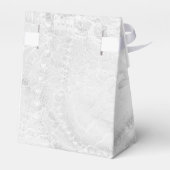 サテンのウェディングにおける白と銀のレースとパール フェイバーボックス (裏面サイド)