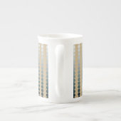 サテンのドット – トープと白い青 ボーンチャイナマグカップ (裏面)