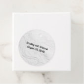 サテンの上の白と銀のレースと結婚真珠 フェイバータグ (インサイチュ)