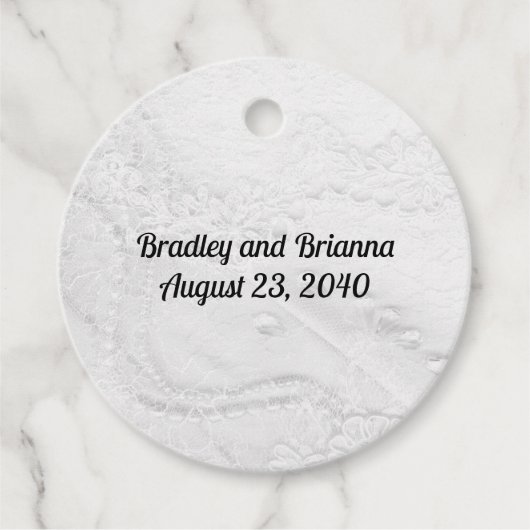 サテンの上の白と銀のレースと結婚真珠 フェイバータグ (正面)