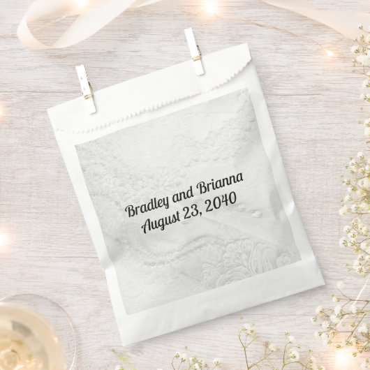 サテンの上の白と銀のレースと結婚真珠 フェイバーバッグ (クリップ留めされた状態)