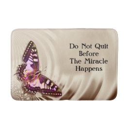 サテンの背景の蝶 バスマット