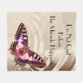 サテンの背景の蝶 フリースブランケット (正面(横))