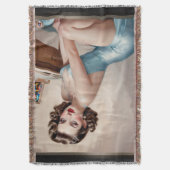 サテンエレガントブルーの服装でピンアップガール美しい スローブランケット (正面縦)