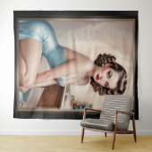 サテンエレガントブルーの服装でピンアップガール美しい タペストリー (インサイチュ(横))