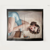 サテンエレガントブルーの服装でピンアップガール美しい タペストリー (正面(横))