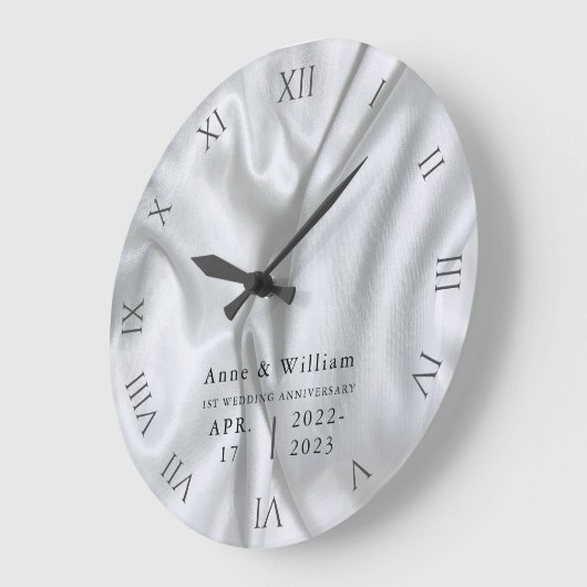 サテンシルバーエレガントな結婚記念日の記念 ラージ壁時計 (傾斜)