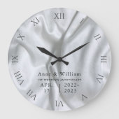 サテンシルバーエレガントな結婚記念日の記念 ラージ壁時計 (正面)