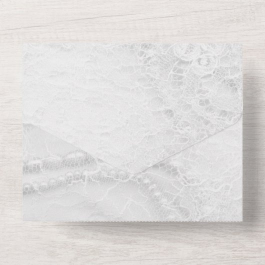 サテン上の白と銀のレースとパール オールインワン招待状 (裏面)