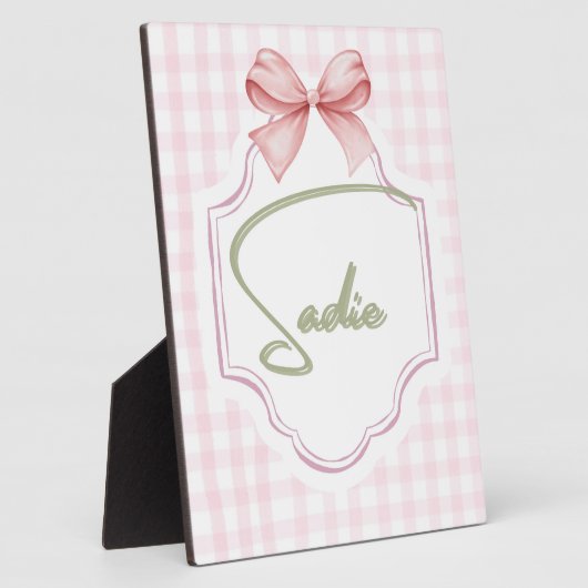 サディパーソナライズされたベビーガール子供部屋ボウ&ギンガム フォトプラーク (側面)