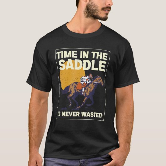 サドルに乗る時間は無駄にはならない 馬用サドル  Tシャツ (正面)