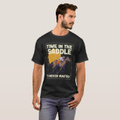 サドルに乗る時間は無駄にはならない 馬用サドル  Tシャツ (正面フル)