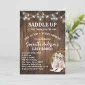 サドルアップあなたのブーツを置く女性のカーボーイブライダルシャワー 招待状 (スタンド正面)