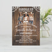 サドルアップあなたのブーツを置く女性のカーボーイブライダルシャワー 招待状 (スタンド正面)