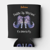 サドルアップウィッチハロウィーンブ図解入りの、写真付きのーツ 缶クーラー (裏面)