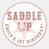 サドルアップピンク女性のカーボーイ誕生日シール ラウンドシール (正面)