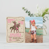 サドルアップロデオウェスタン女性のカーボーイ誕生日写真 招待状 (スタンド正面)