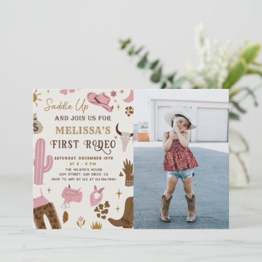 サドルアップワイルドウエストロデオ女性のカーボーイ誕生日写真 招待状 (スタンド正面)
