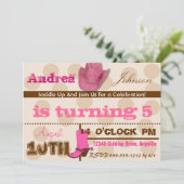 サドルアップ女性のカーボーイ誕生パーティー招待状 招待状 (スタンド正面)