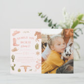 サドルアップ女性のカーボーイ誕生日パーティーフォト 招待状 (スタンド正面)