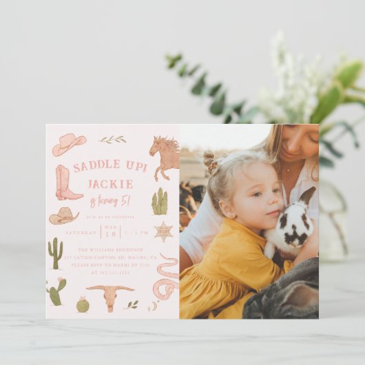 サドルアップ女性のカーボーイ誕生日パーティーフォト 招待状 (スタンド正面)