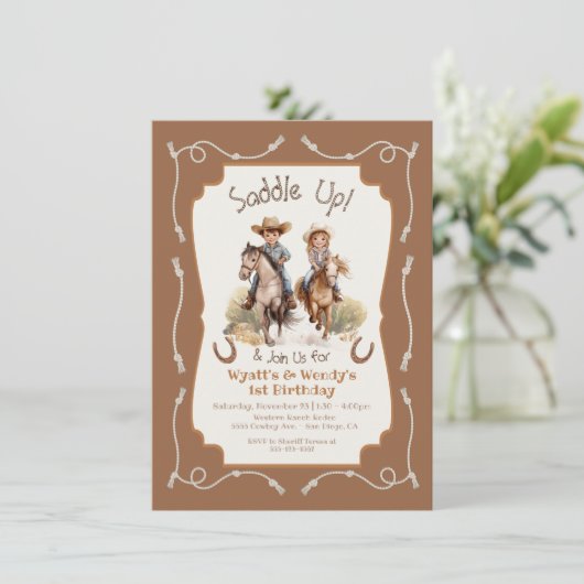 サドルアップ小さなツインカウボーイ女性のカーボーイ誕生日 招待状 (スタンド正面)