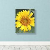 サニーかわいらしイエローサンフラワー8" x 10" キャンバスプリント (インサイチュ (ウッドフロア))