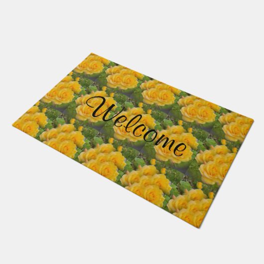 サニーイエロー万華鏡のように千変万化するパターンローズブーケウェルカム ドアマット (アングル)