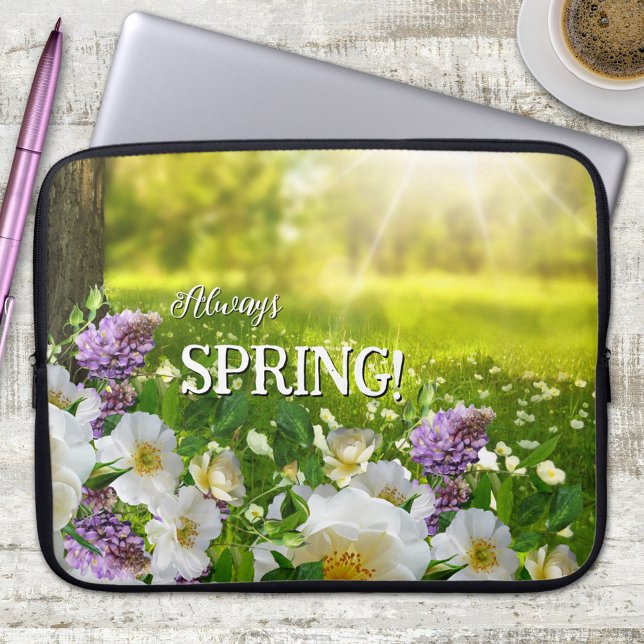 サニーメドウウィフラワーズ春ラップトップスリーブ ラップトップスリーブ (Gorgeous laptop sleeve featuring a sunny meadow with flowers. An eternal spring or summer design)