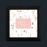 サニーワイルドフラワー結婚ズピンクID1023 ギフトボックス<br><div class="desc">暖かい日当結婚たりの良いカラーパレット、手書きのスクリプトフォント、繊細なワイルドフラワーアレンジメントを備えたシックなスイートは、時間を超えた洗練された外観を持ち、ゲストに感動を与え救済て、あなたの特別な一日を忘れられない。花嫁の結婚披露宴のメンバーのためのギフトボックスは、白の上に風通しのワイルドフラワーパターンとオプションの赤面ピンクのラベルで表示され、簡単にあなたの結婚披露宴の名前と日付を追加するためのテンプレートを提供しま結婚す。ID1023を検索して、このスイートのすべての結婚製品を確認。</div>