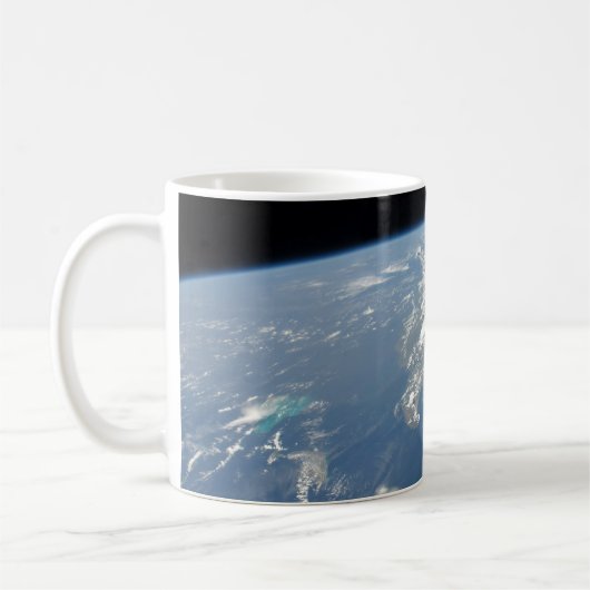 サハラ吹の砂塵は西の大西洋に入った。 コーヒーマグカップ (左)