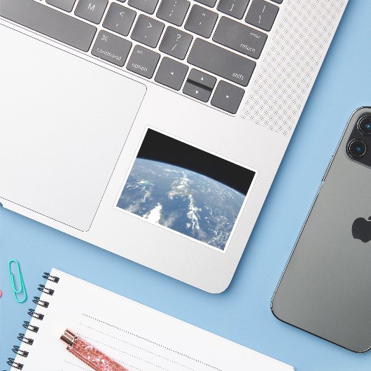 サハラ吹の砂塵は西の大西洋に入った。 シール (ノートパソコンとiPhone)