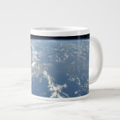 サハラ吹の砂塵は西の大西洋に入った。 ジャンボコーヒーマグカップ (正面右)