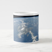 サハラ吹の砂塵は西の大西洋に入った。 ジャンボコーヒーマグカップ (正面)