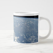 サハラ吹の砂塵は西の大西洋に入った。 ジャンボコーヒーマグカップ (右)