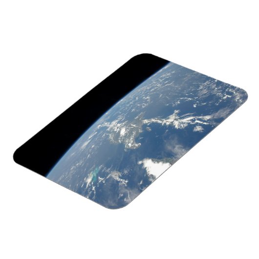 サハラ吹の砂塵は西の大西洋に入った。 マグネット (左側)