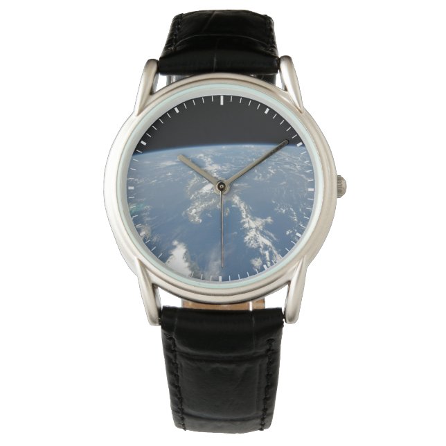 サハラ吹の砂塵は西の大西洋に入った。 腕時計 (正面)