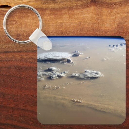 サハラ砂漠の砂海を吹き抜ける砂塵。 キーホルダー (正面)