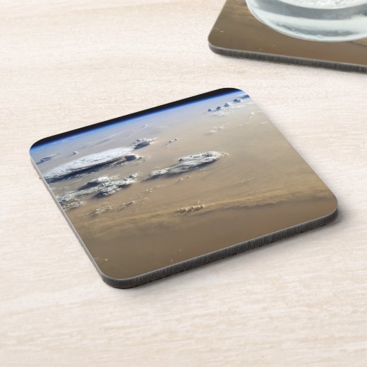 サハラ砂漠の砂海を吹き抜ける砂塵。 コースター (左側)