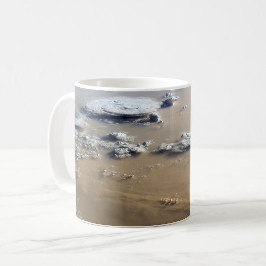 サハラ砂漠の砂海を吹き抜ける砂塵。 コーヒーマグカップ (正面左)