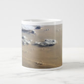 サハラ砂漠の砂海を吹き抜ける砂塵。 ジャンボコーヒーマグカップ (正面)